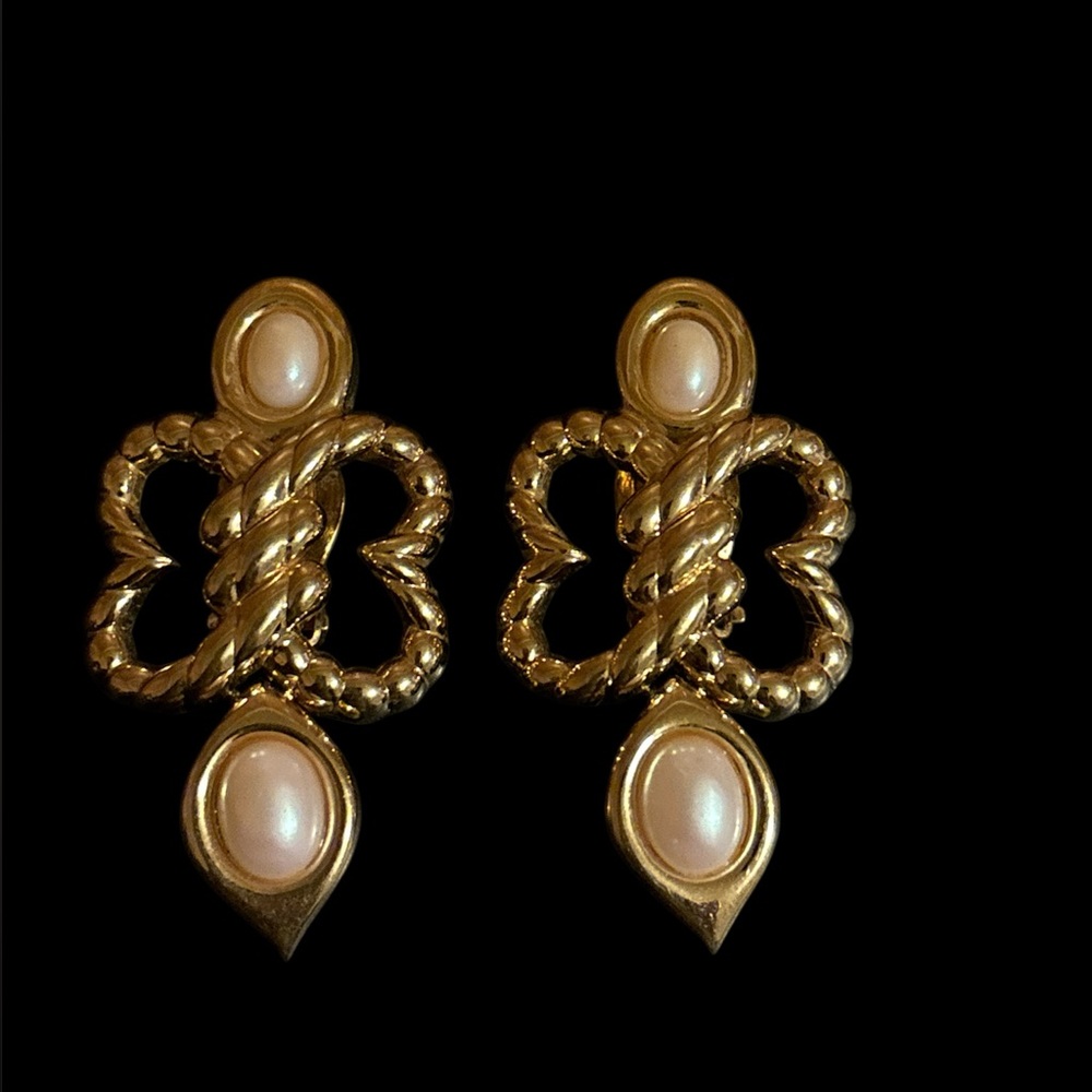 Fancy Vintage Nina Ricci gold rope hearts faux pearl clip on earrings